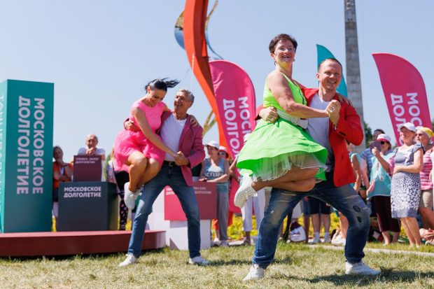 Северная ходьба, шаржи и танцы в стиле латина: как прошел фестиваль «Москва долгоЛЕТНЯЯ» 8 8d66cc6046aff73ff97fcfcd0cd96259