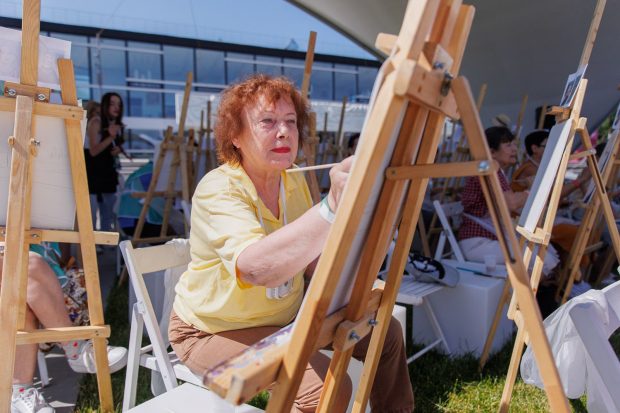 Северная ходьба, шаржи и танцы в стиле латина: как прошел фестиваль «Москва долгоЛЕТНЯЯ» 7 e2624aab175f244efcc13a458281ccee