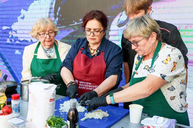Семейные рецепты и национальная кухня: около 100 кулинарных клубов открыли участники «Московского долголетия» 5 b39a0771252433a62380fe6f048f0f3f