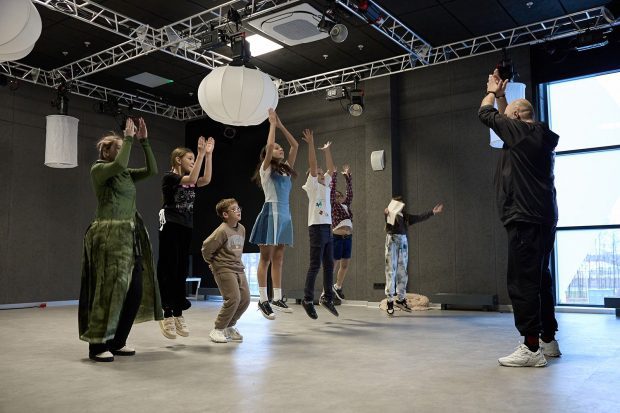 Песочные сказки и путешествие в прошлое: как прошли выходные в кинопарке «Москино» 20 ebc69d8f2584c09c808fe3414be431bd