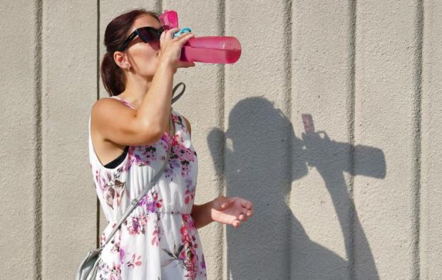 Педиатр посоветовал в жару одевать детей в светлую одежду и чаще предлагать воду 1 4bda9a1f0b75c4b748bd5ad175abe656