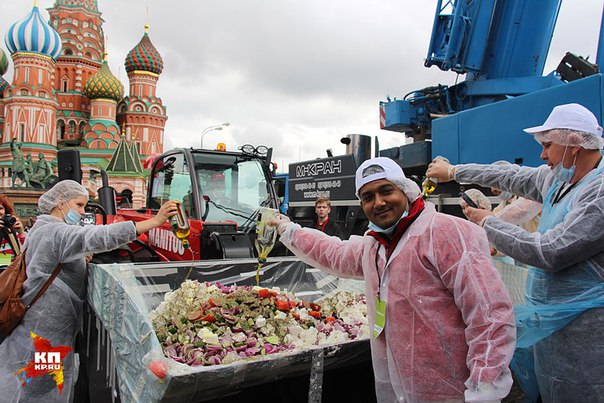 Сегодня на Красной площади приготовили самый большой в мире греческий салат весом в 20 тонн. 