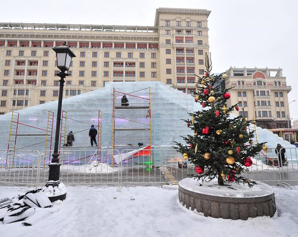 На площади Революции построили стометровую горку