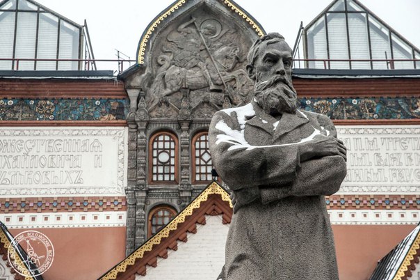 50 лет назад главное здание Третьяковской галереи выглядело вовсе не так эффектно, как сейчас. Когда семейство Третьяковых в 1851 году приобрело территорию в Лаврушинском переулке, она не была настолько застроена. 