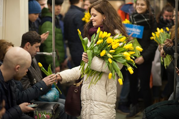 8 марта — это когда девушек радуют цветами не только их близкие, знакомые и коллеги, но и случайные люди вокруг. Например, вот такие приятности были сделаны пассажирам московского метро.
