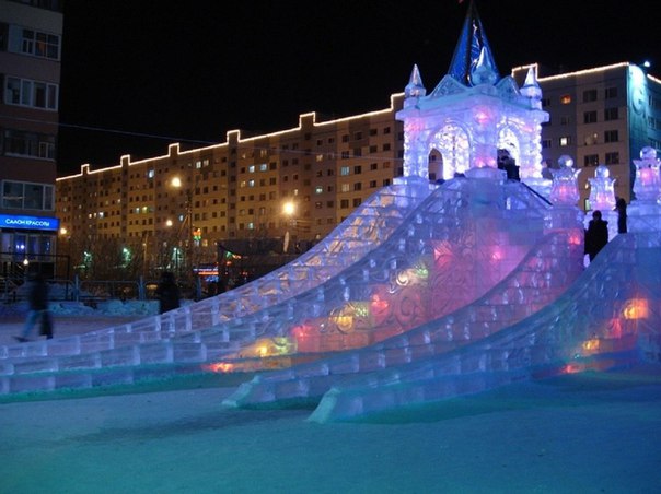 40-метровый ледяной Московский Кремль в окружении каскада горок ждёт посетителей II новогоднего фестиваля «Ледовая Москва». 