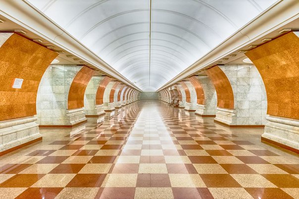 «Парк Победы» — самая глубокая станция столичной подземки, 84 метра под землей. Длина эскалатора, который приводит пассажиров на платформу, составляет 126 метров