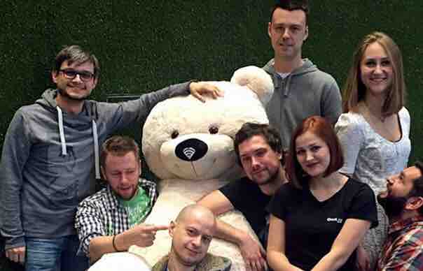 На Робостанции на ВДНХ появился первый робот-медвежонок для объятий. Высота "зверя" 2 метра.