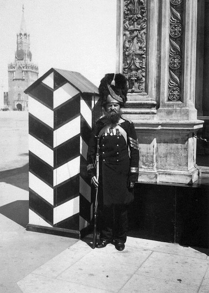 Часовой у памятника Александру II на Кремлёвском холме. До наших дней памятник не сохранился