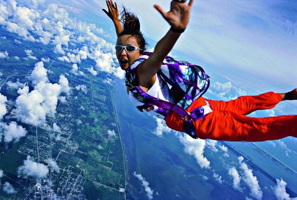 &laquo;Небо заразно&raquo;. 7 мест, где в Москве можно прыгнуть с парашютом