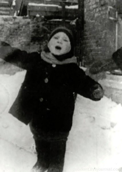 Володя Высоцкий во дворе дома № 126 на 1-й Мещанской Володя Высоцкий во дворе дома № 126 на 1-й Мещанской